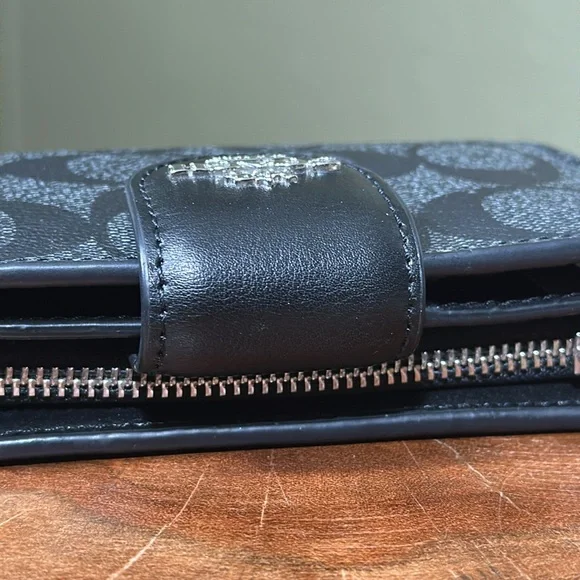 *LIKE NEW* COACH Signature Medium Corner Zip Wallet - Picture 4 of 15